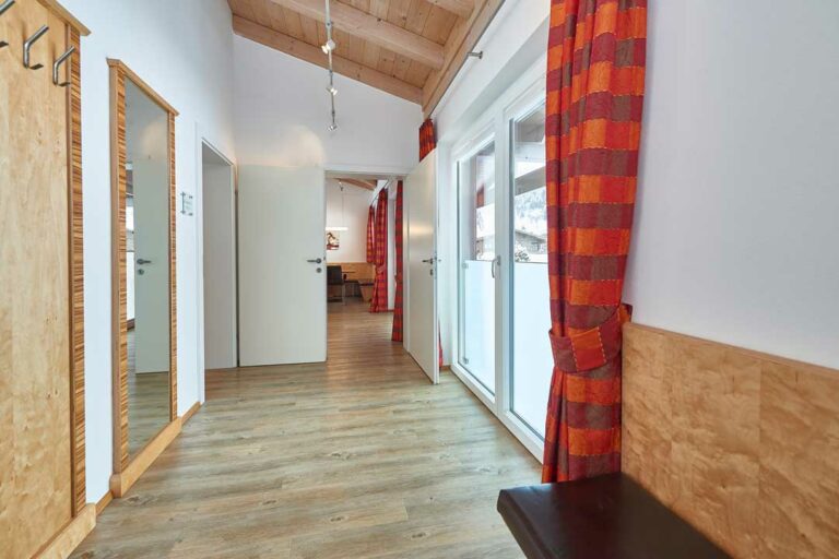 Großer Vorraum mit Garderobe, modern eingerichtet im Appartement Burgblick