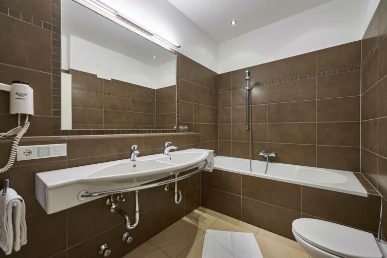 Modernes Bad mit Badewanne im Appartement Burgblick