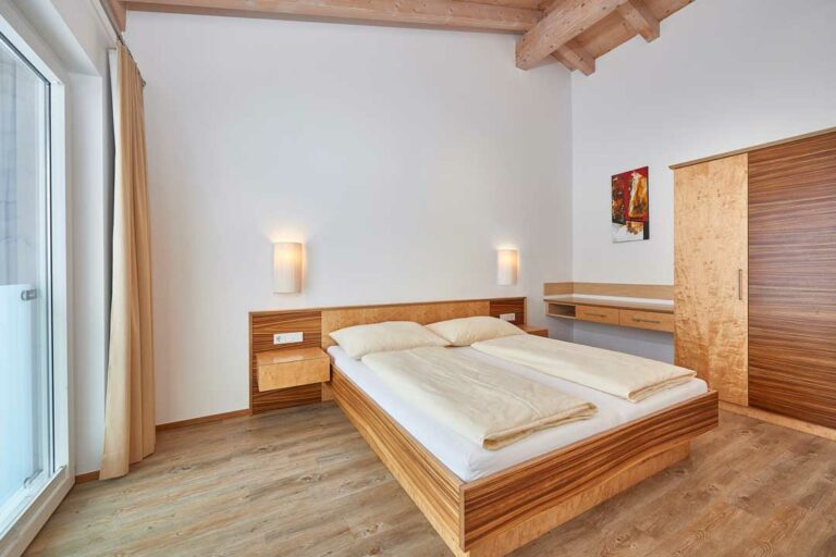 Gemütliches Doppelbett im Appartement Burgblick
