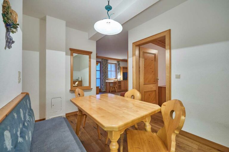 Gemütlicher Essbereich mit Sitzecke im Appartement Imbachhorn