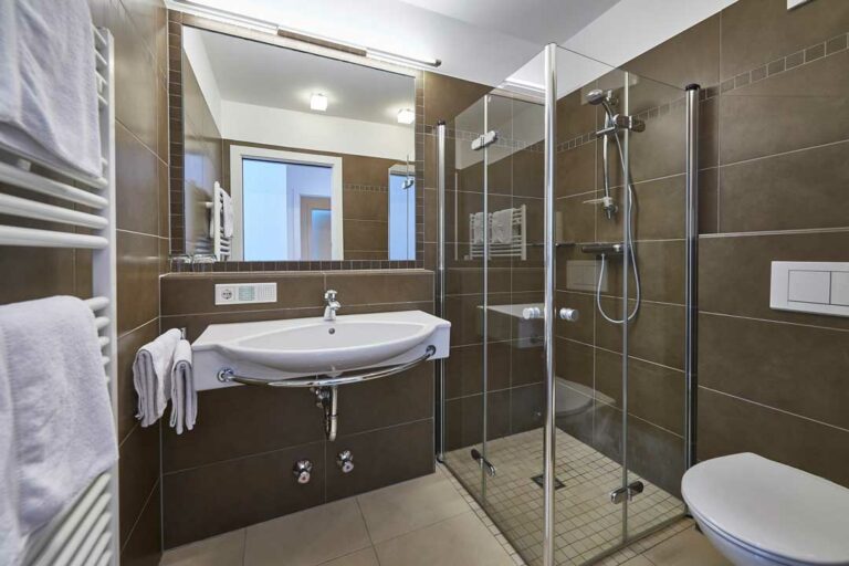 Wunderschönes, modernes Bad mit Dusche im Appartement Kitzblick