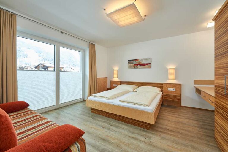 Gemütliches Doppelbett im Appartement Kitzblick