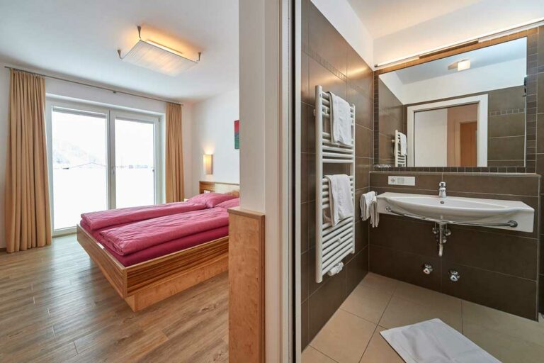 Modernes Bad mit Handtchtrockner im Appartement Kitzblick