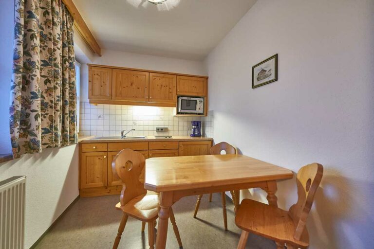 Praktische Küche mit Esstisch im Appartement Kitzsteinhorn