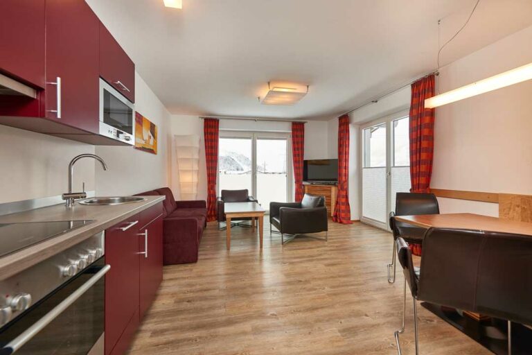 Großer Wohnbereich mit Küchenbereich im Appartement Schmittenhöhe